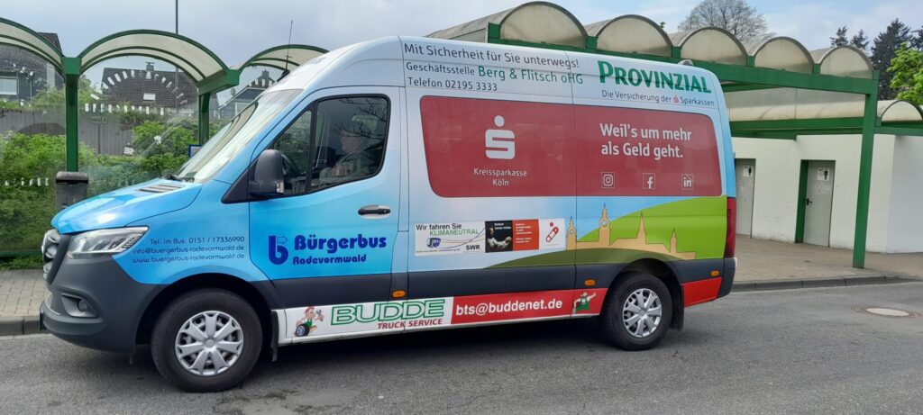Buergerbus vor Haltestelle